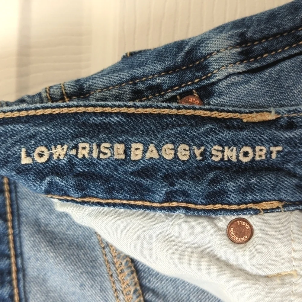 American Eagle Distressed Medium Wash Low Rise Baggy Denim Jean Shorts 00